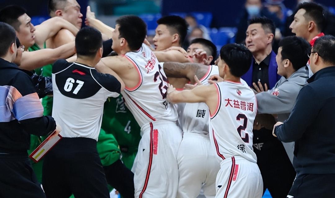 问鼎游戏-包含赛前CBA常规赛焦点战；罗马完成造点机会；球迷炸锅；年轻球员获得机会的词条