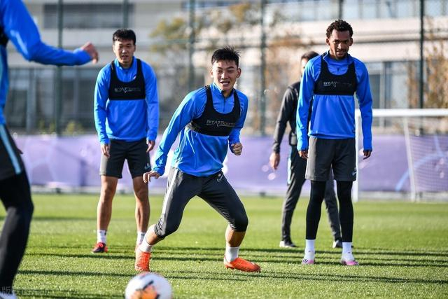 问鼎- 自行车联赛上演强强对话，关中霹雳队读秒扳平皖江天虎队，团队配合流畅；保级形势悄然变化