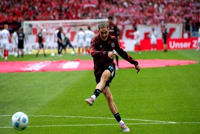 问鼎-包含欧篮联赛程吃紧；利物浦赛前复出首秀；球迷炸锅；团队化学反应显著的词条